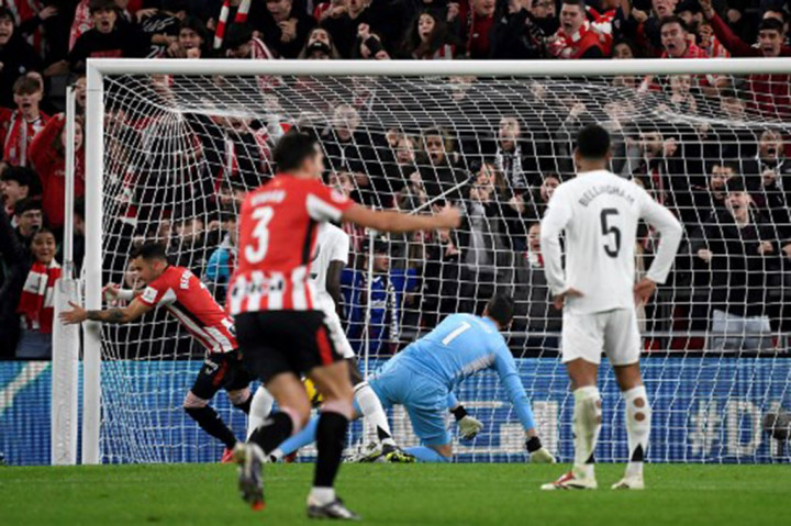 Alex Berenguer memecah kebuntuan pada menit ke-53 untuk tuan rumah. Berenguer menyambar bola dari jarak dekat setelah Thibaut Courtois menepis umpan silang Inaki Williams menuju jalur pergerakannya. 1-0 untuk Athletic Bilbao.