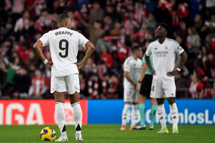 Real Madrid mengalami kekalahan 1-2 dari tuan rumah Athletic Bilbao pada pertandingan Liga Spanyol di Stadion San Mames, Bilbao, Kamis, 5 November 2024 dini hari WIB. Kekalahan Los Blancos diwarnai kegagalan penalti Kylian Mbappe.