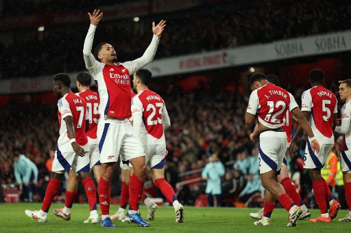 Kemenangan ini membuat Arsenal tetap bertahan di peringkat ketiga klasemen sementara Liga Inggris dengan 28 poin dari 14 pertandingan. Sementara MU harus berada di peringkat 11 dengan 19 poin dari 14 pertandingan.