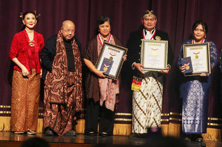 Seperti RA Kartini, Ratu Kalinyamat ialah pahlawan dari Jepara yang sangat berjasa selama masa pemerintahannya. Ratu Kalinyamat memiliki nama asli Ratna Kencana. Ratu Kalinyamat menggantikan suaminya yang meninggal untuk menjabat sebagai raja di Jepara. Dia pun menjadi pemimpin tanah Jepara yang amat disegani.