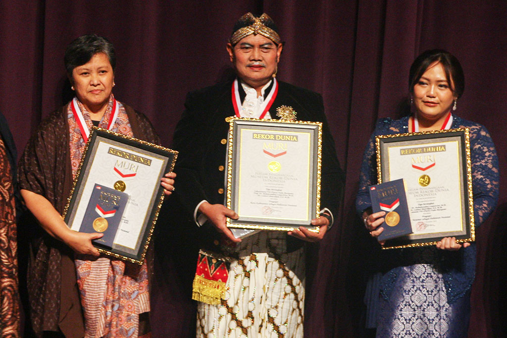 Museum Rekor Dunia Indonesia (Muri) memberikan anugerah kepada Tiga Sekawan yakni Lestari Moerdijat, Connie Rahakundini Laspetrini Bakrie, dan Laksamana TNI (Purn) Yudo Margono atas gagasannya soal Ratu Kalinyamat sebagai Pahlawan Nasional.