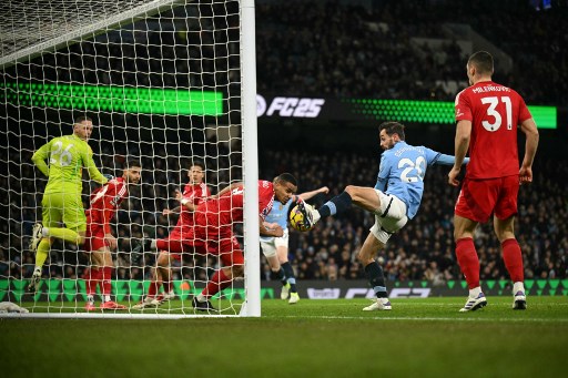 City langsung memperagakan permainan menyerang sejak laga dimulai. Mereka kemudian berhasil memecah kebuntuan pada menit ke-8 lewat sontekan Bernardo Silva menyelesaikan umpan setelah sundulan Kevin De Bruyne, sehingga skor berubah menjadi 1-0.