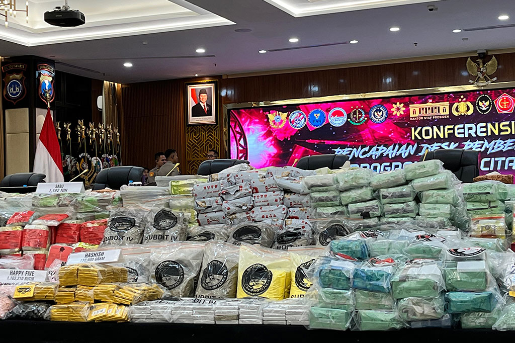 Satgas Penanggulangan, Penyalahgunaan, dan Peredaran Gelap Narkoba (P3GN) Polri kembali menyita berbagai macam jenis narkoba menjelang libur Natal 2024 dan Tahun Baru 2025 (Nataru). Barang haram ini disita dalam sebulan. 