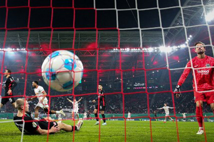 Nussa mencatatkan assist ketiganya di laga ini sembilan menit berselang. Ia kembali mengoperkan bola kepada Openda yang melepaskan tembakan jarak jauh yang berbuah gol ketiga Leipzig. Sko 3-0 bertahan hingga laga usai.