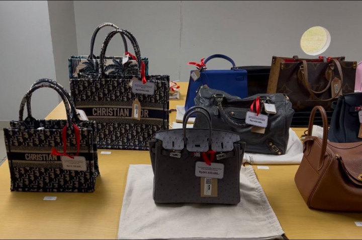 Selain kendaraan, KPK turut melelang perhiasan hingga tas mewah. Selain itu, ada juga jam tangan dan alat elektronik hasil rampasan barang kasus korupsi yang akan dipasarkan.