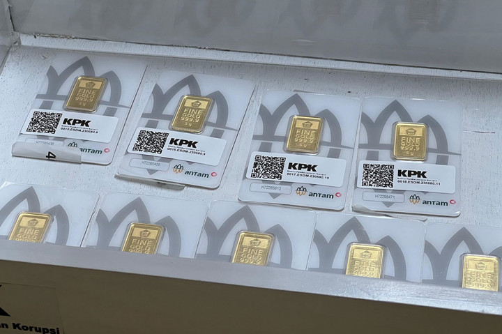 “Untuk tas ada tiga puluh, jam tangan satu, terus perhiasan ini ada lima belas, dan logam mulia ada sembilan. Lalu handphone berbagai merek ada dua puluh, dan laptop ada dua,” ujar Syarikyah.