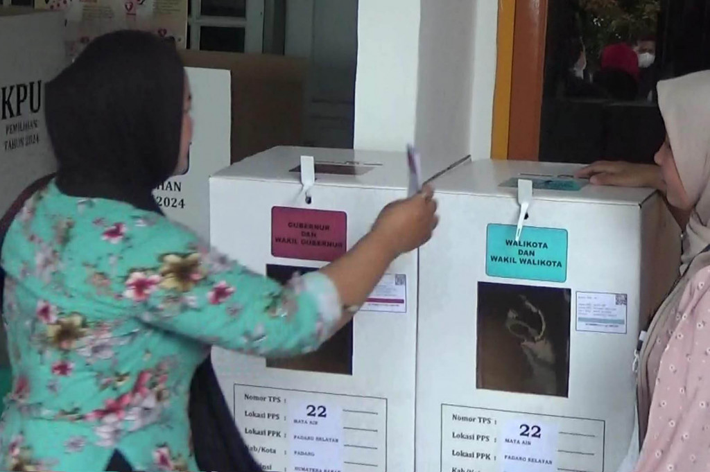 Satu per satu warga datang ke Tempat Pemungutan Suara (TPS) 22 ini. PSU ini dibawah pengawasan Bawaslu Kota Padang dan Sumbar serta pengamanan kepolisian Kota Padang.