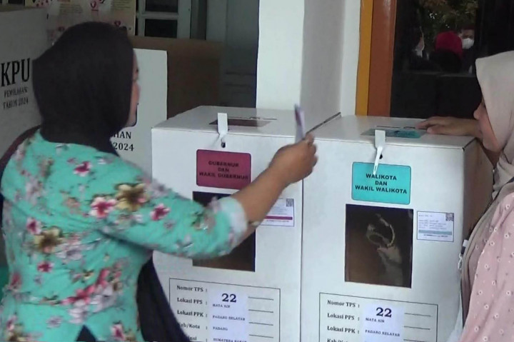 Satu per satu warga datang ke Tempat Pemungutan Suara (TPS) 22 ini. PSU ini dibawah pengawasan Bawaslu Kota Padang dan Sumbar serta pengamanan kepolisian Kota Padang.