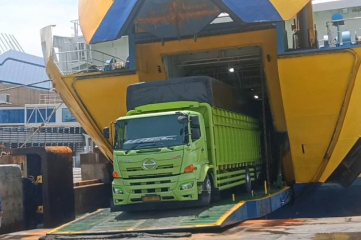 Kondisi cuaca buruk mengakibatkan lamanya antrean kendaraan di Pelabuhan Merak, pada Kamis, 5 Desember 2024. Sejumlah sopir truk yang akan menyeberang ke Pulau Sumatra sudah mengantre hingga 12 jam lebih, dan saat ini kondisi pelabuhan masih padat.