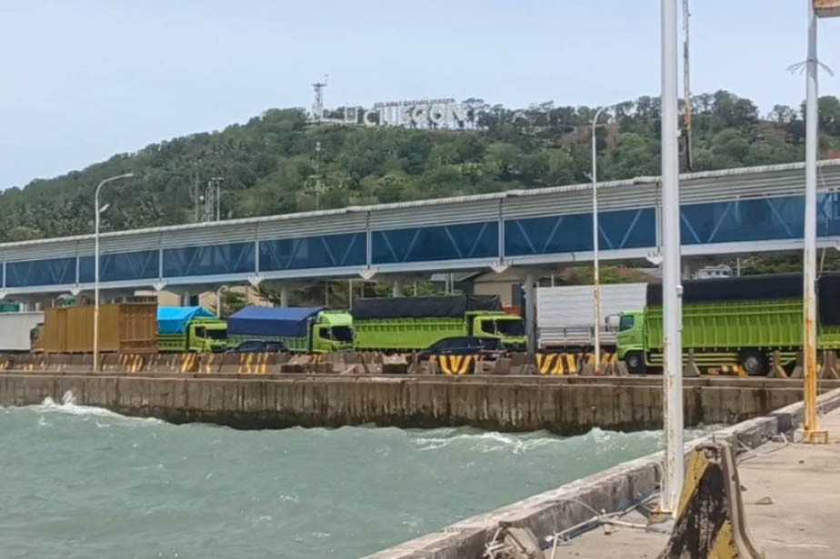Seperti inilah antrean truk saat ini masih memenuhi areal pelabuhan, baik dermaga eksekutif maupun dermaga reguler. Kondisi antrean disebabkan oleh cuaca buruk yang masih terjadi di Perairan Selat Sunda.