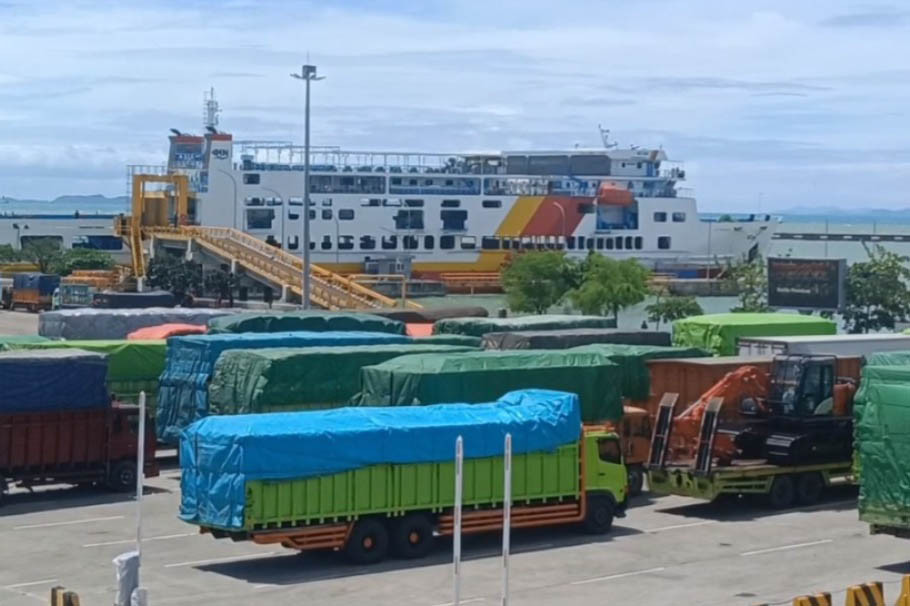 Dengan kondisi demikian, agar bisa naik kapal untuk melanjutkan perjalanan, sopir truk harus mengantre hingga 12 jam lebih.