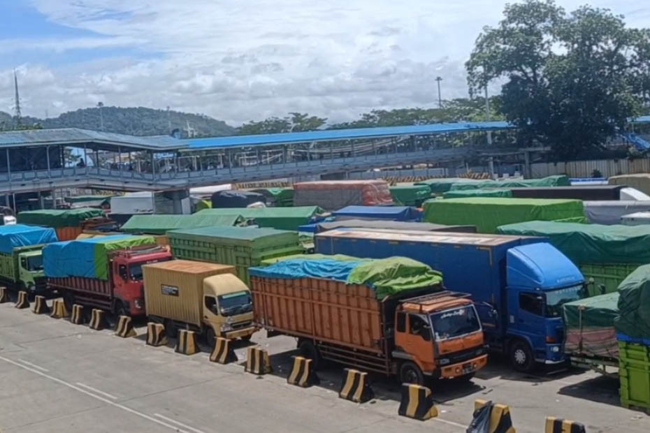 Saat ini ketinggian gelombang masih mencapai dua meter dengan kecepatan angin 18 skonot. Normalnya agar tidak mengganggu pelayaran kecepatan angin 10 skonot dengan tinggi gelombang setengah meter.