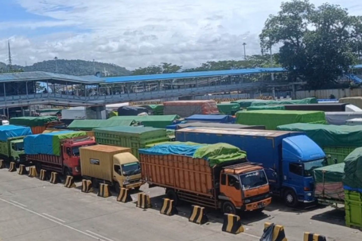 Saat ini ketinggian gelombang masih mencapai dua meter dengan kecepatan angin 18 skonot. Normalnya agar tidak mengganggu pelayaran kecepatan angin 10 skonot dengan tinggi gelombang setengah meter.