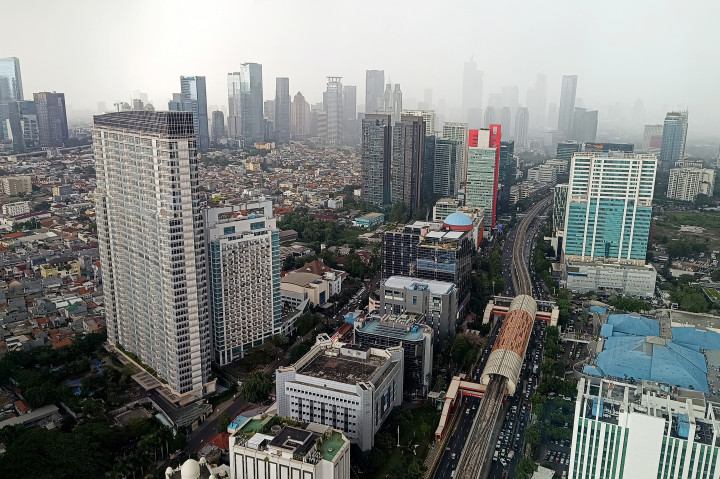 Badan Meteorologi, Klimatologi, dan Geofisika (BMKG) mengeluarkan peringatan dini agar masyarakat siaga menghadapi puncak musim hujan 2024.