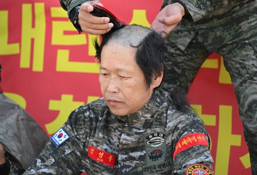 Unjuk rasa menuntut pengunduran diri Presiden Korea Selatan Yoon Suk Yeol terus meluas. Di antara berbagai protes yang berlangsung hari ini, satu di antaranya diadakan oleh sekelompok veteran marinir. Selusin dari mereka berunjuk rasa di depan Kantor Kepresidenan, menuntut Yoon untuk disingkirkan dari kekuasaan.