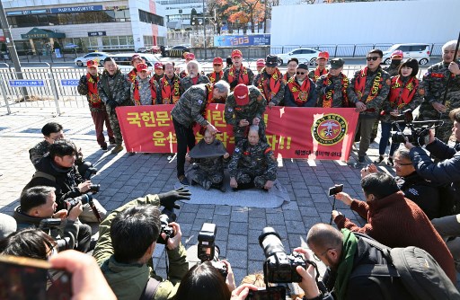 Korea Selatan memiliki tradisi cukur rambut sebagai bentuk protes. Tindakan ini berakar pada ajaran Konfusianisme tradisional, dan secara historis dipandang sebagai cara untuk menunjukkan komitmen terhadap suatu tujuan. 