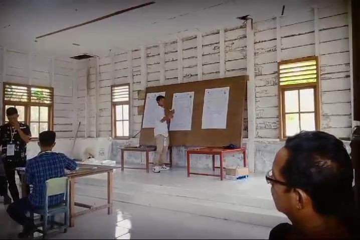 Proses Pemungutan Suara Ulang (PSU) di Tempat Pemungutan Suara (TPS) 01 dan 02, Desa Cimpungan, Kecamatan Siberut Tengah, Kabupaten Kepulauan Mentawai, Sumatra Barat, berjalan lancar, Kamis, 5 Desember 2024.