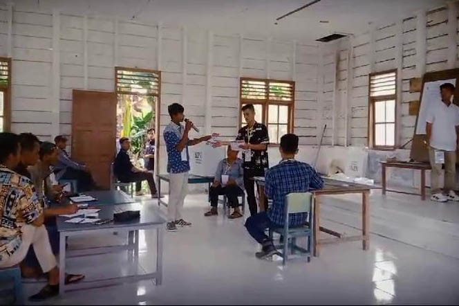 Satu per satu, warga mendatangi TPS ini untuk menggunakan hak suaranya pada pemilihan Bupati dan Wakil Bupati Mentawai serta Gubernur dan Wakil Gubernur Sumbar, periode 2024-2029.