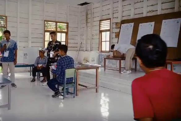 Komisi Pemilihan Umum (KPU) Kepulauan Mentawai, Sumatra Barat, menggelar Pemungutan Suara Ulang (PSU) di TPS 01 dan 02, Desa Cimpungan, Kecamatan Siberut Tengah. 