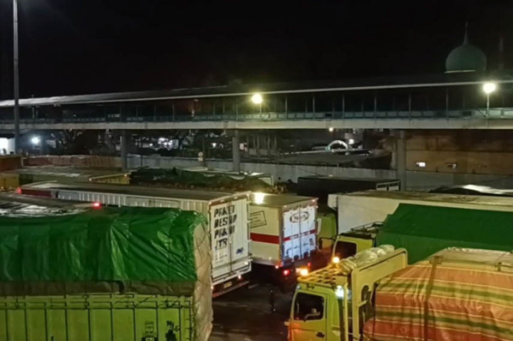 Hingga malam ini kondisi kepadatan antrean ribuan truk ekspedisi masih memenuhi areal Pelabuhan Merak dan kantong parkir pelabuhan. Kondisi antrean belum terurai karena kondisi cuaca masih buruk, dan pengoperasian kapal belum bisa normal.