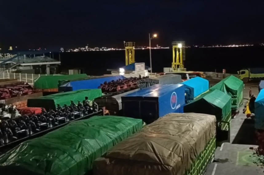 Sedangkan untuk antrean di luar Pelabuhan pada sore hari tadi sudah berhasil terurai, dan biasanya kembali antre pada malam hari.