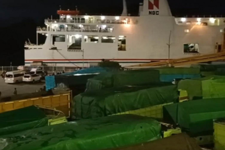 Ribuan truk ekspedisi tengah mengantre di areal dan kantong parkir Pelabuhan Merak, Kamis, 5 Desember 2024. Hingga malam ini antrean belum terurai karena kondisi cuaca di pelabuhan tidak menentu dan berubah-ubah. Pada malam hari gelombang tinggi dan angin kencang hingga pagi hari.