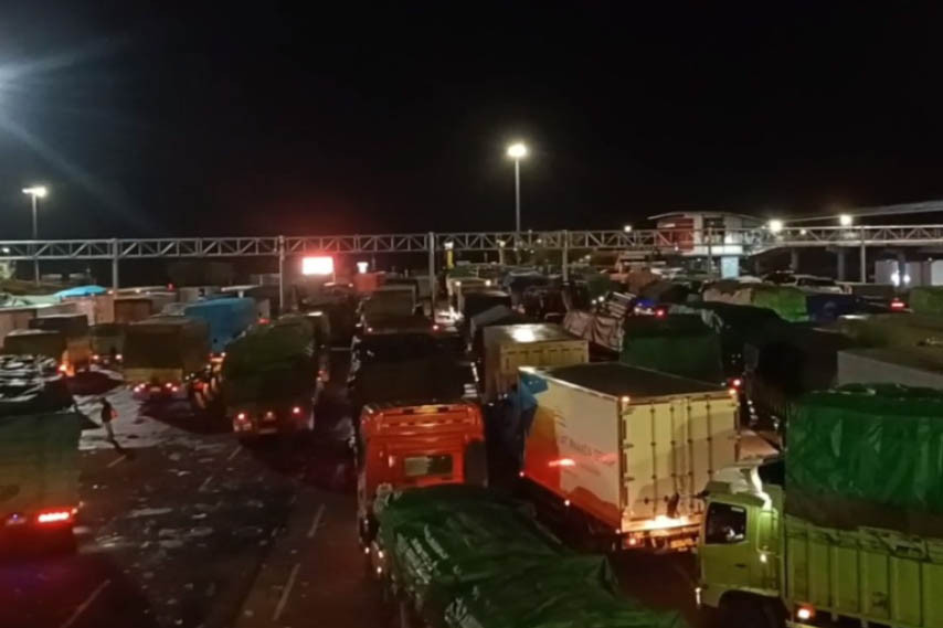 Selain itu hingga saat ini akibat cuaca buruk, kapal yang bersandar di dermaga masih kesulitan beroperasi akibat gelombang dan angin kencang. Biasanya kapal bersandar hanya satu jam, saat ini sampai dua jam karena kapal terus terseret arus.