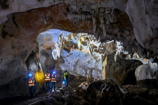 Gua Weung Dalam merupakan jenis gua horizontal yang dikategorikan sebagai gua fosil (gua kering). Di mana di dalamnya dijumpai beberapa ornamen/speleothem aktif antara lain gourdyn, pilar, stalagmit, dan stalaktit.