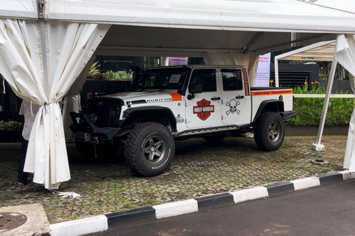 Berdasarkan pantauan Metrotvnews.com, ada mobil Lexus, Mercedes Benz, dan Rubicon yang diparkirkan di Markas KPK. Lalu, ada juga empat motor Harley Davidson yang akan dilelang dan kini dipasarkan Lembaga Antirasuah. 