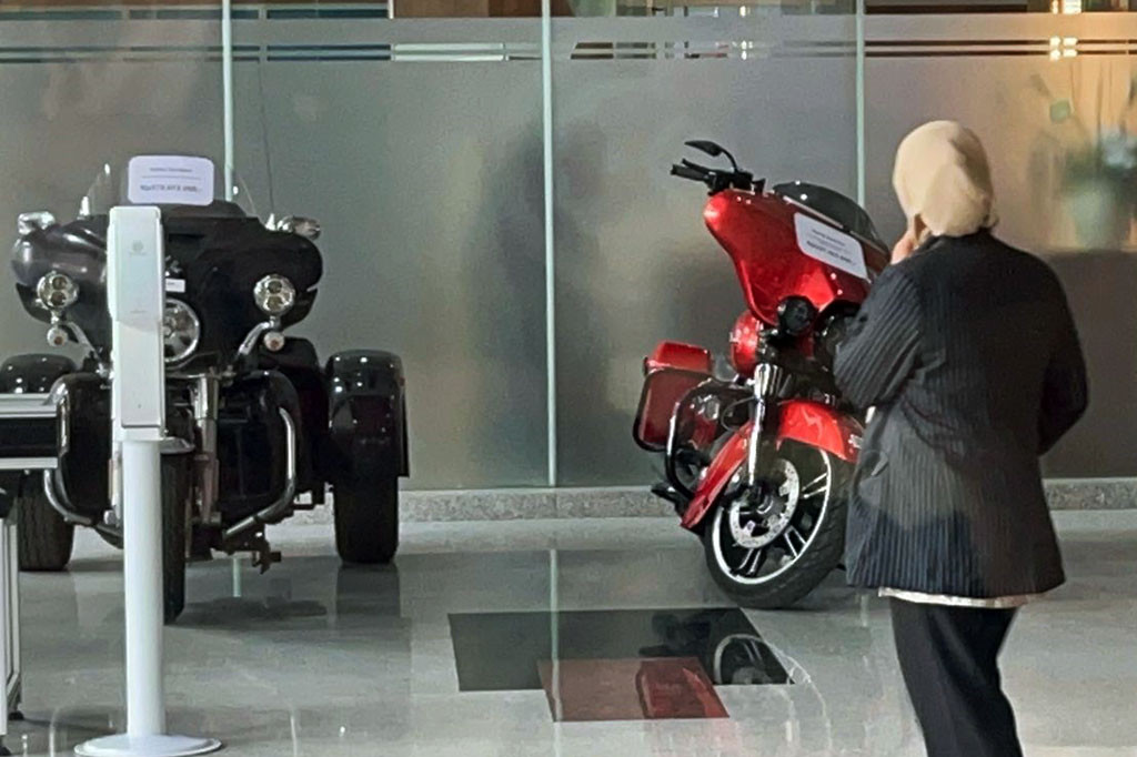 Barang yang dilelang itu berasal dari perkara yang berbeda. Salah satunya yakni hasil rampasan kasus gratifikasi dan pencucian uang mantan pejabat Ditjen Pajak Rafael Alun Trisambodo. Ada juga tas mewah yang akan dilelang KPK. Mereknya mulai dari Hermes, Chanel, sampai Louis Vuitton.