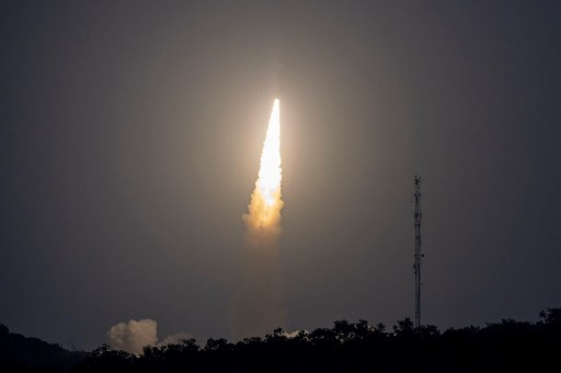 Setelah dua hari tertunda, Roket Vega-C-- yang sangat penting bagi otonomi Eropa dalam mencapai luar angkasa -- lepas landas tanpa masalah, membawa satelit Sentinel-1C untuk program observasi Bumi Copernicus milik Uni Eropa.