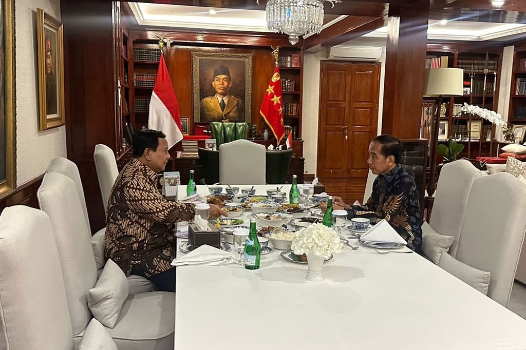 Presiden Prabowo Subianto mengundang mantan Presiden Joko Widodo makan malam di kediaman pribadi Prabowo, Jalan Kertanegara, Jakarta, Jumat, 6 Desember 2024 malam.