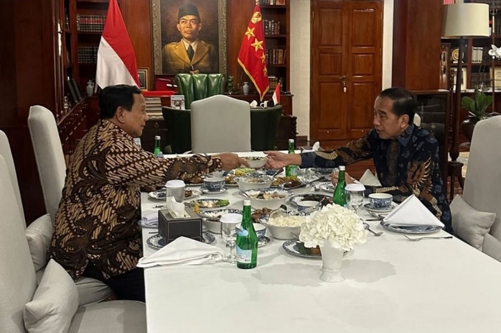Ketika ditanya ada tidaknya pembahasan politik atau penawaran agar Jokowi masuk Partai Gerinda, Prabowo menyatakan bahwa partainya terbuka bagi siapa pun. Namun, Ketua Umum Gerindra itu tidak bisa memaksakan.