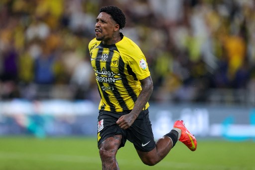 Tepat sesaat waktu normal akan berakhir, sepakan Steven Bergwijn ke tiang jauh gagal dijangkau kiper Al Nassr, Bento untuk membawa timnya unggul 2-1. 