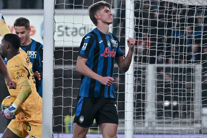 Atalanta membuka skor lebih dulu pada menit ke-12. Sundulan Charles De Ketelaere menyambut umpan Marten de Roon berakhir di pojok kanan gawang Milan yang dikawal Mike Maignan.