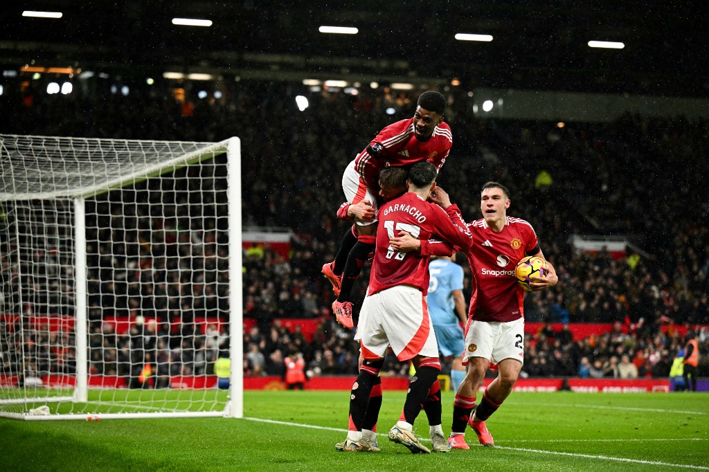 Forest mencetak gol terlebih dahulu ketika laga baru berjalan dua menit setelah umpan sepak pojok Elliot Anderson dapat disambut sundulan Nikola Milenkovic sehingga skor berubah menjadi 1-0.MU berhasil merespon dengan baik dan mampu menyamakan kedudukan pada menit 18 melalui gol yang dicetak oleh Rasmus Hojlund.