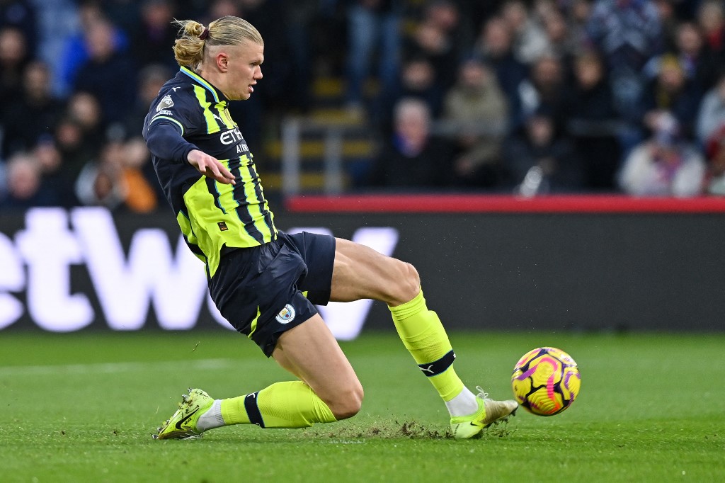 Palace sebagai tuan rumah sudah membuka keunggulan pada menit ke-4 lewat gol Daniel Munoz. Tapi menginjak menit ke-30, City menunjukkan kapasitasnya sebagai juara bertahan dengan mencetak gol balasan lewat Erling Haaland. skor imbang 1-1 tetap bertahan hingga turun minum.