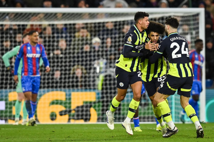 Berselang 12 menit kemudian, The Citizens yang memang lebih sering menguasai bola bisa mencetak gol lagi lewat Rico Lewis yang menendang umpan terobosan Bernardo Silva. 