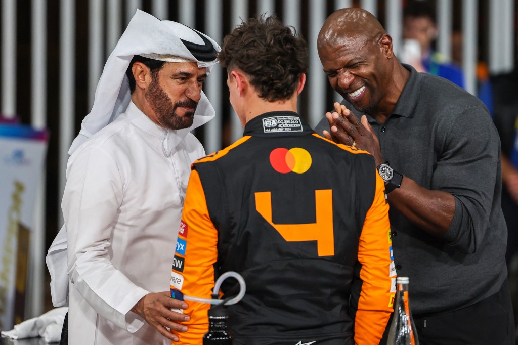 Melengkapi posisi tiga besar adalah Carlos Sainz (Ferrari) dengan selisih 0,229 detik saja dari Norris. Ini juga membuat Sainz semakin dekat untuk membuat kenangan manis terakhirnya bersama tim 'kuda jingkrak'.