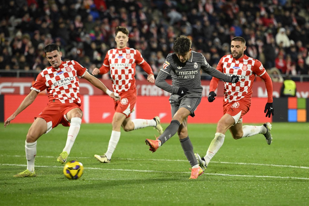 Arda Guler membawa Madrid memimpin 2-0 pada menit ke-55. Dia terlepas dari posisi offside saat menerima sodoran Bellingham dan menuntaskannya dengan tembakan mendatar.