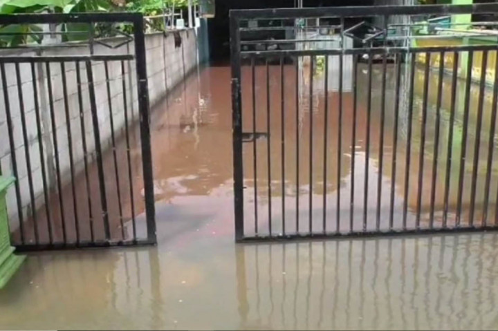 Hujan deras yang mengguyur kawasan Sidoarjo, mengakibatkan lima desa di Kecamatan Tarik tergenang banjir. Air merendam areal persawahan, dan masuk ke dalam rumah, menyebabkan aktivitas warga terganggu.