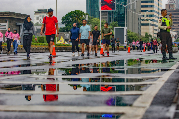 Hujan yang mengguyur wilayah Jakarta sejak semalam, membuat kawasan Jalan Thamrin hingga Jalan Sudirman tergenang air. 