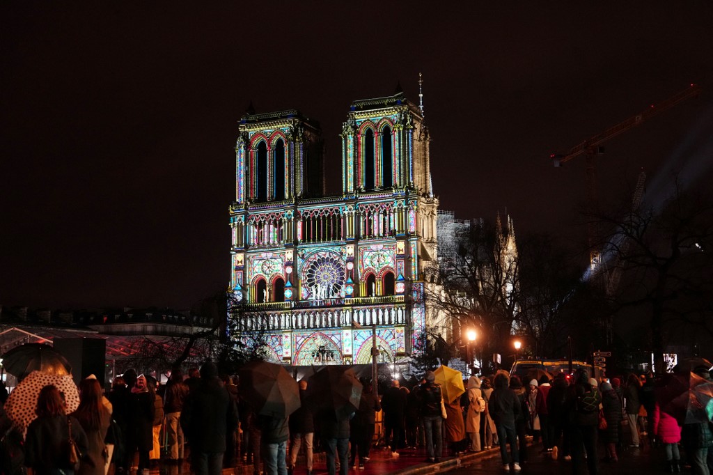 Presiden Prancis Emmanuel Macron pada Sabtu, 7 Desember 2024 malam membuka kembali Katedral Notre-Dame Paris, yang menandai momen penting dalam restorasi katedral itu setelah kebakaran besar pada April 2019 yang menghanguskan sebagian besar bangunan ikonik tersebut.