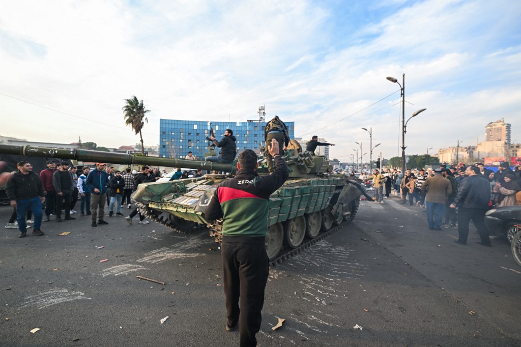 Pasukan anti-rezim di Suriah mulai memasuki pusat kota Damaskus pada Minggu, 8 Desember 2024, setelah rezim Assad kehilangan kendali di wilayah tersebut.