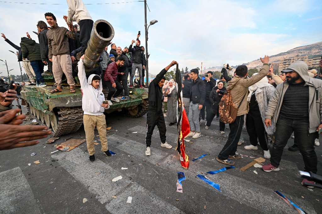 Dengan masuknya para demonstran ke area-area krusial, rezim Assad kehilangan sebagian besar kendali atas ibu kota.