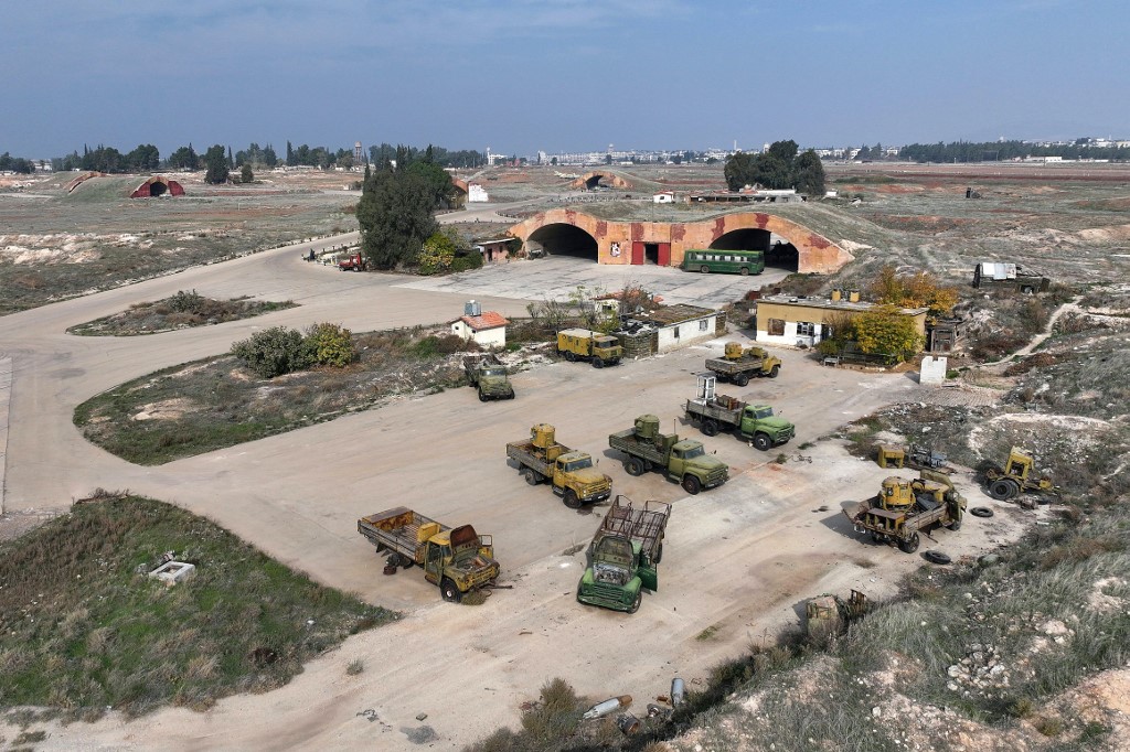 Sumber yang tak disebutkan namanya tersebut menyatakan bahwa tentara Suriah yang lari ke Irak disambut serta diberikan bantuan yang mereka butuhkan.