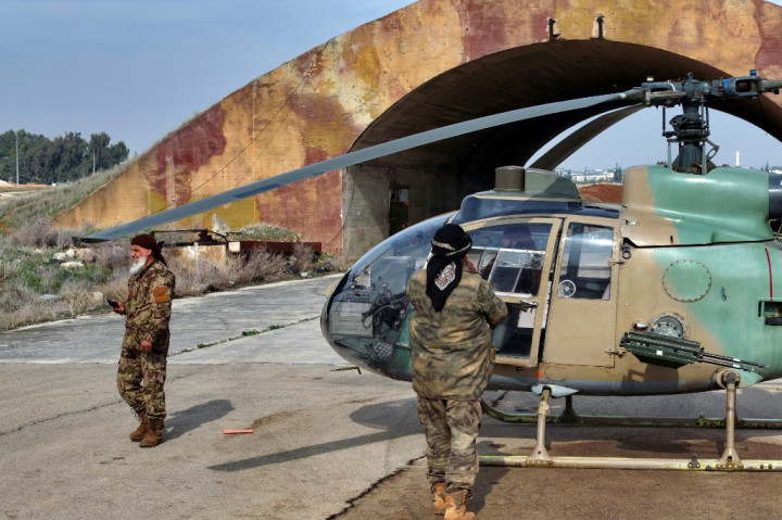 Lebih dari seribu personel militer Suriah melarikan diri ke Irak melalui titik lintas perbatasan Al-Qa'im, demikian dilaporkan media setempat pada Sabtu, 7 Desember 2024.