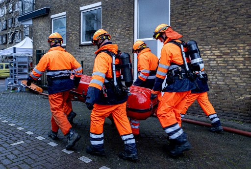 Penyelidik mengatakan penyebab ledakan tidak diketahui, tetapi polisi sedang mencari mobil yang terlihat melaju kencang meninggalkan lokasi kejadian sesaat setelah ledakan.