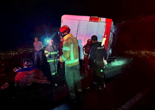 Menurut media lokal, bus tersebut bertabrakan dengan mobil yang melaju dari arah berlawanan dan terbalik. Gubernur Loja, Alexandra Jara, menyampaikan belasungkawanya yang mendalam dengan keluarga yang terdampak oleh peristiwa malang ini.