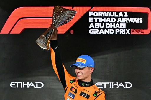 Pembalap Lando Norris finis tercepat dalam seri final Formula 1 2024 Grand Prix Abu Dhabi di Sirkuit Yas Marina pada Minggu, 8 Desember 2024 malam.